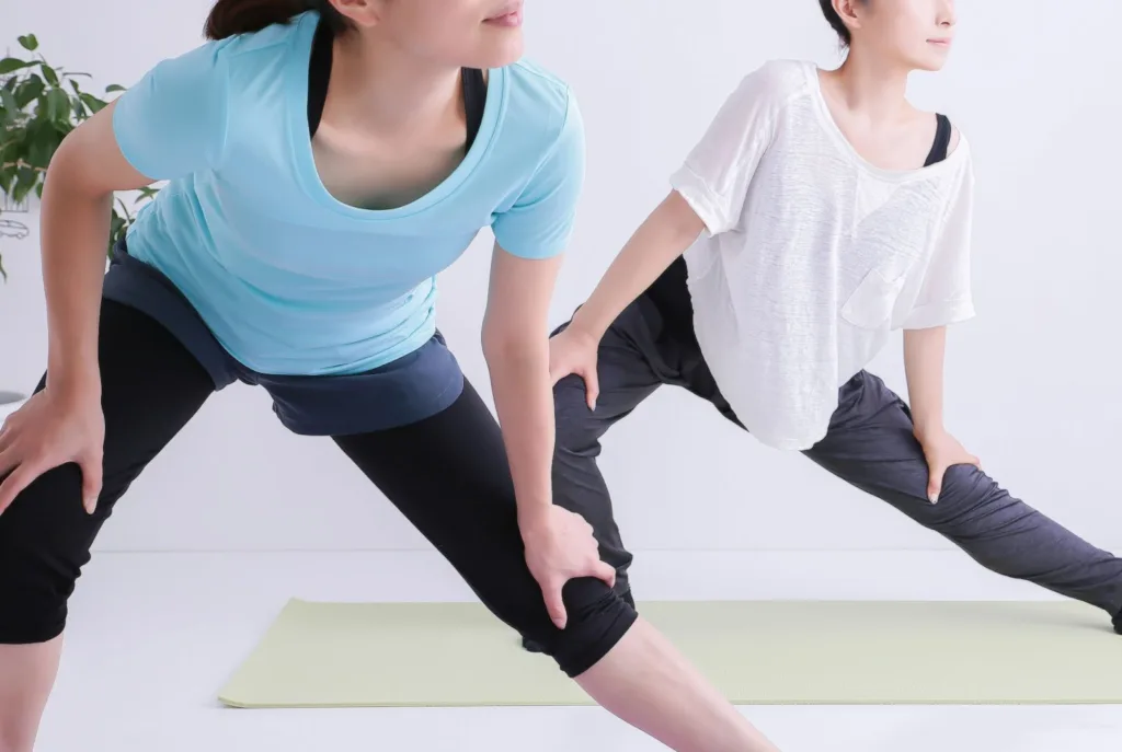 ストレッチ中の女性たち