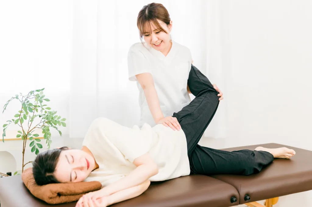 整体施術を行う女性と受ける女性