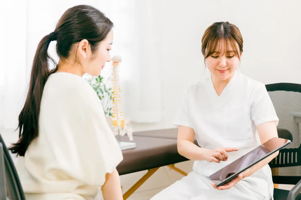 整体師から説明を受ける女性