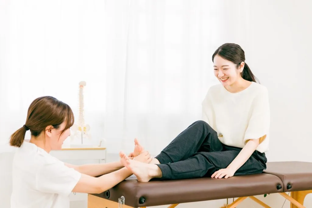 笑顔で整体を受ける女性