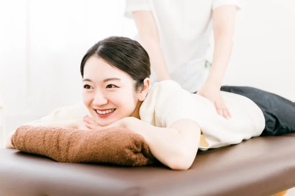 腰の治療を受ける女性