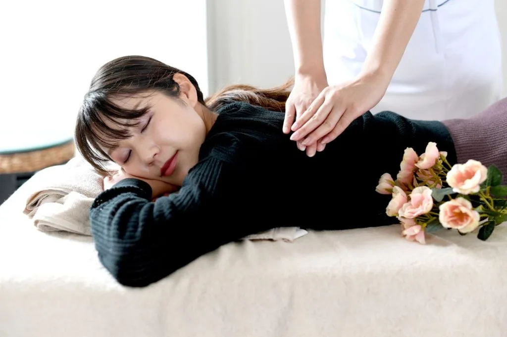 背中の治療を受ける女性