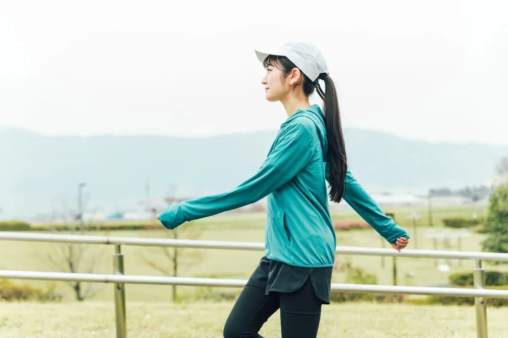 ウォーキングをする女性