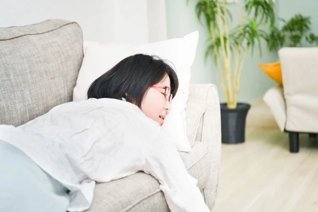 ソファーに寝そべる女性
