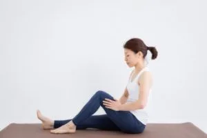 太もものストレッチを行う女性