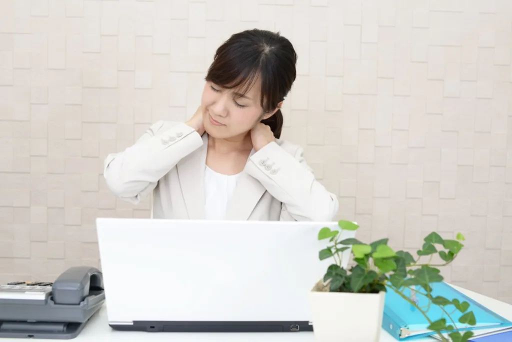 首が痛い女性