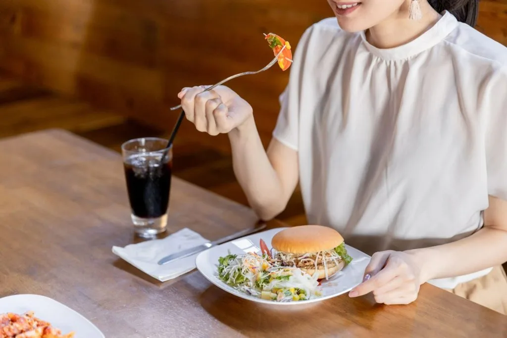 食事をする女性