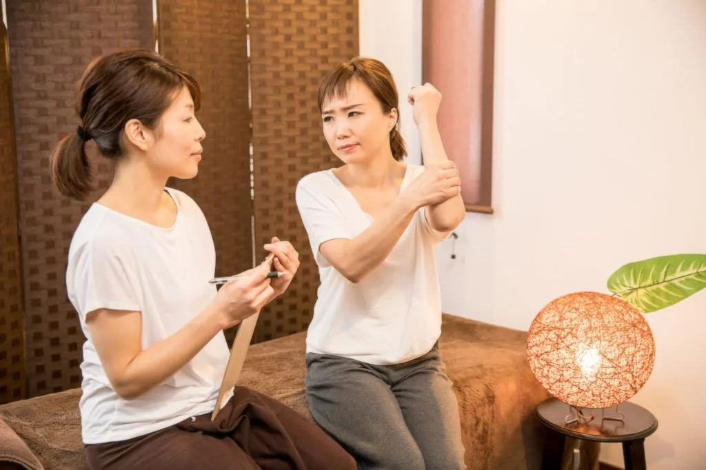 問診を受ける女性