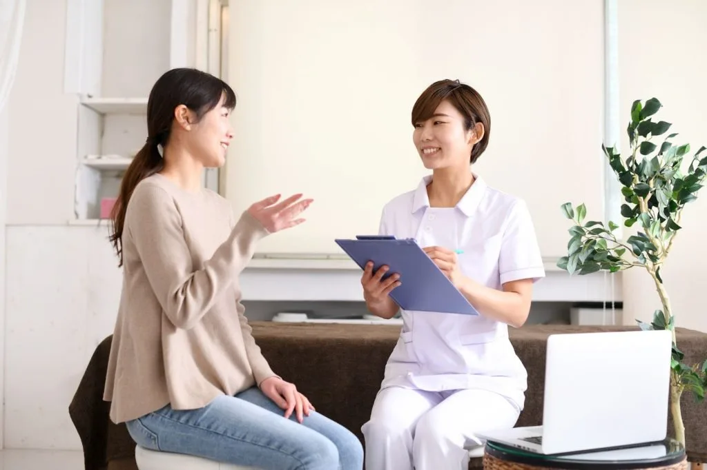 問診を受ける女性と問診をする女性整体師