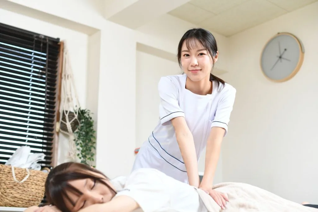 施術をする整体師