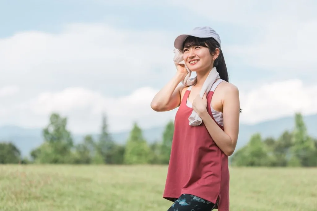 運動をしている女性