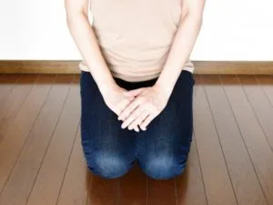 床で正座をする