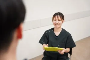 整体でカウンセリングを受ける女性