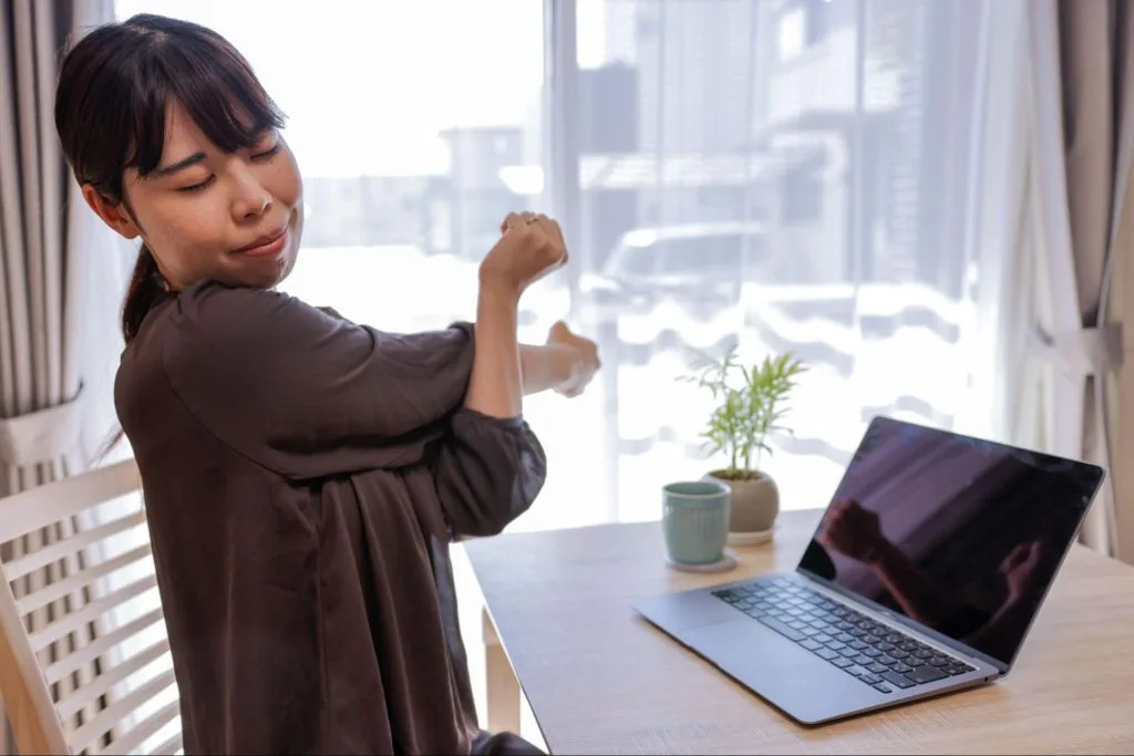 肘を押さえてストレッチをする女性