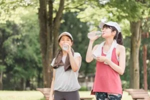 ウォーキングをする女性たち