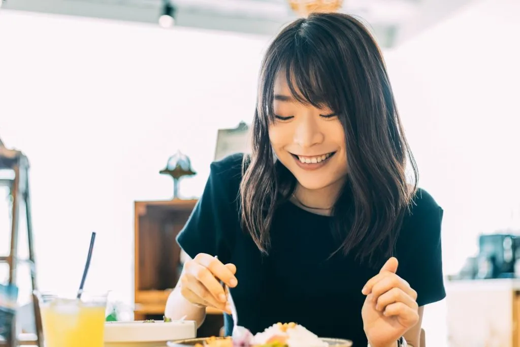 食事をする女性
