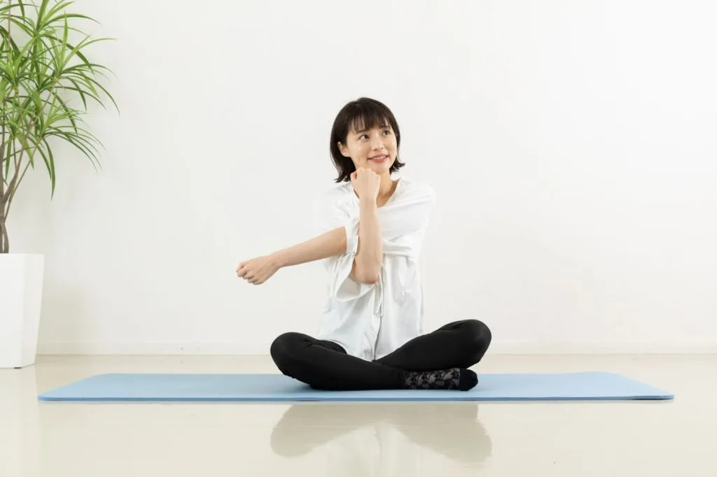 ストレッチをする女性