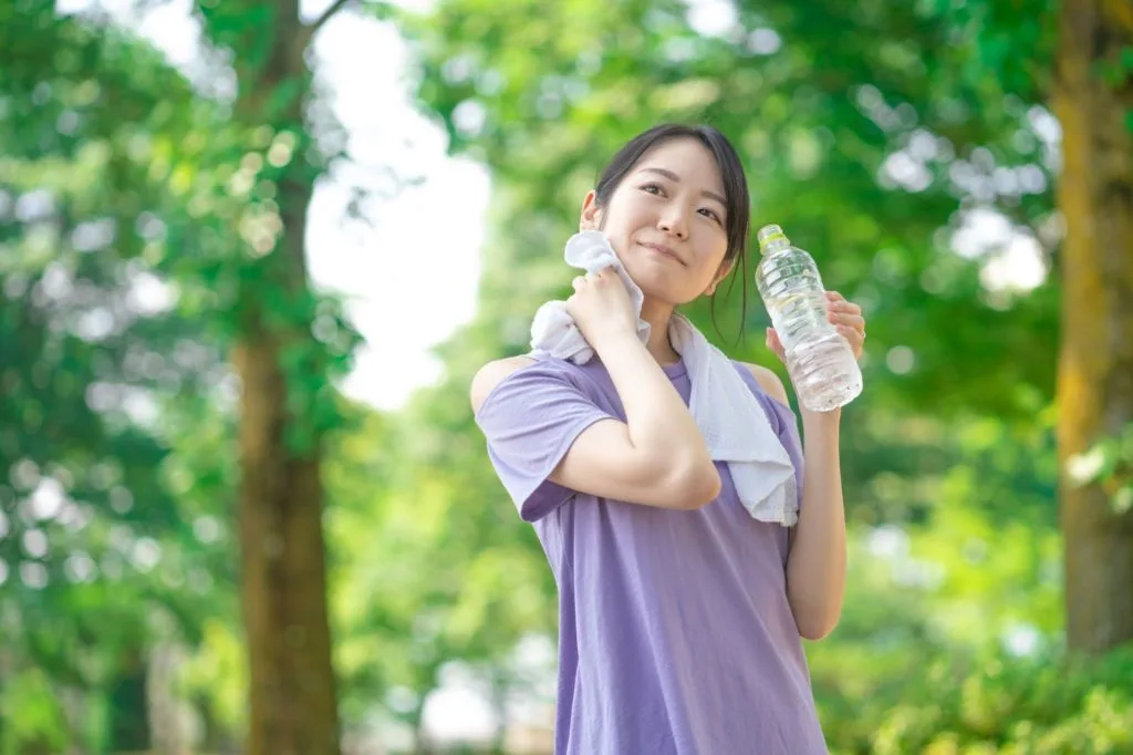 運動後、水分補給をしようとする女性