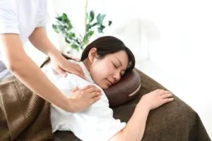 整体を受ける女性