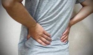 腰痛に悩む男性