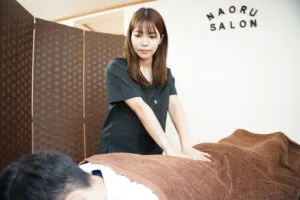 整体施術中の女性