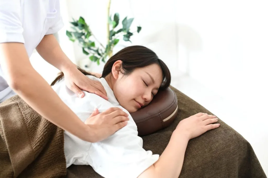 施術を受ける女性