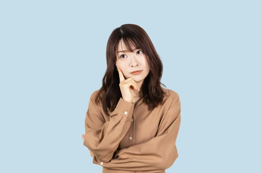 考え事をする女性