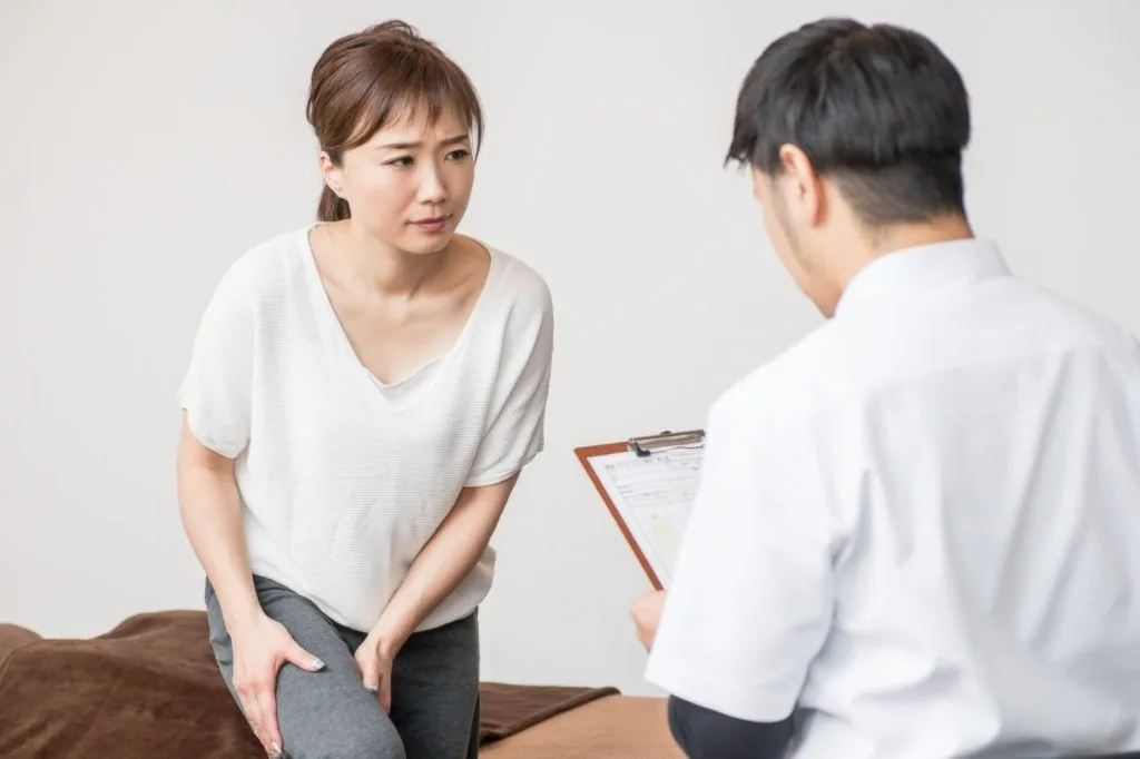 太ももの痛さを訴える女性
