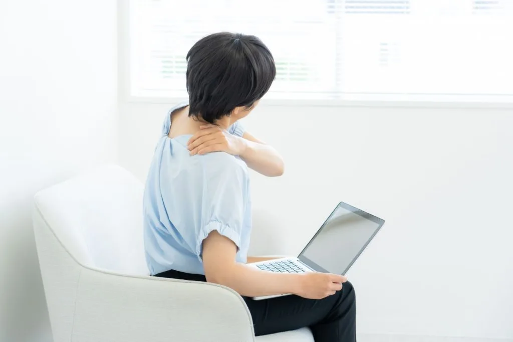パソコン作業で肩こりに悩む人