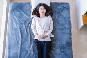 仰向けで寝ている女性