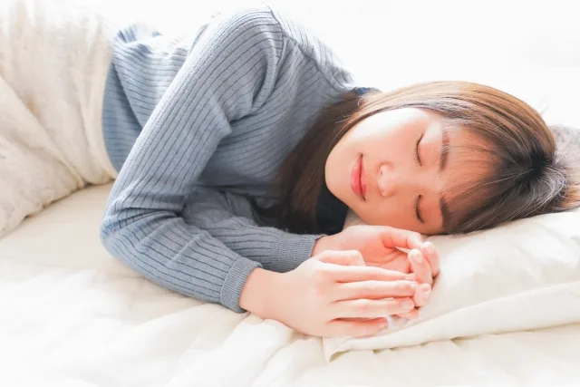 横向きで寝ている女性