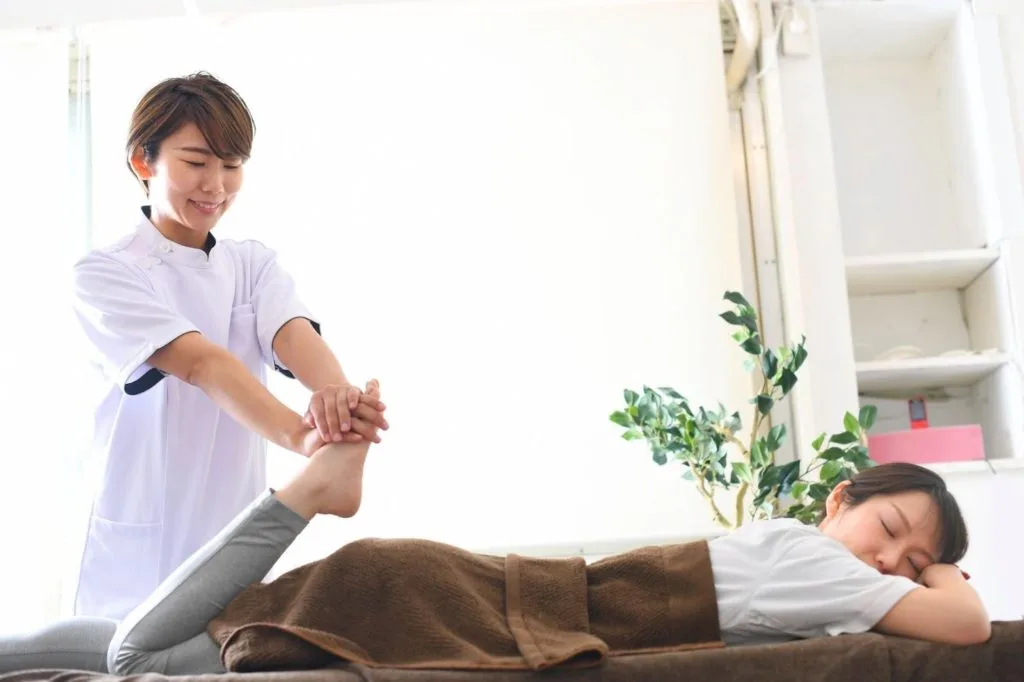整体院でストレッチを受ける女性