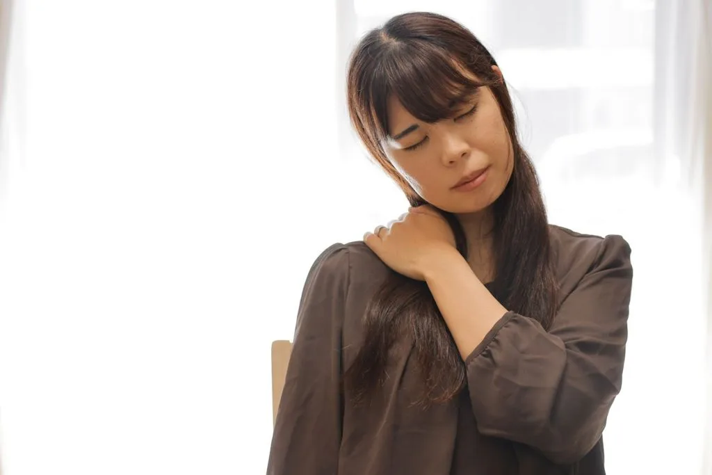 肩のこりを気にする女性