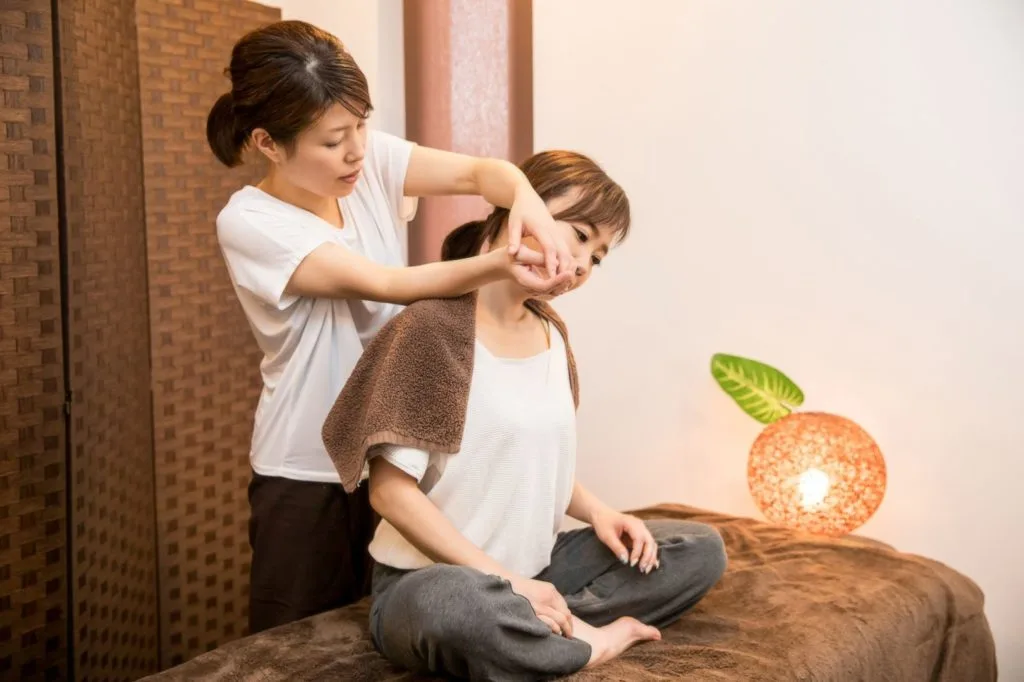 肩のマッサージを受ける女性