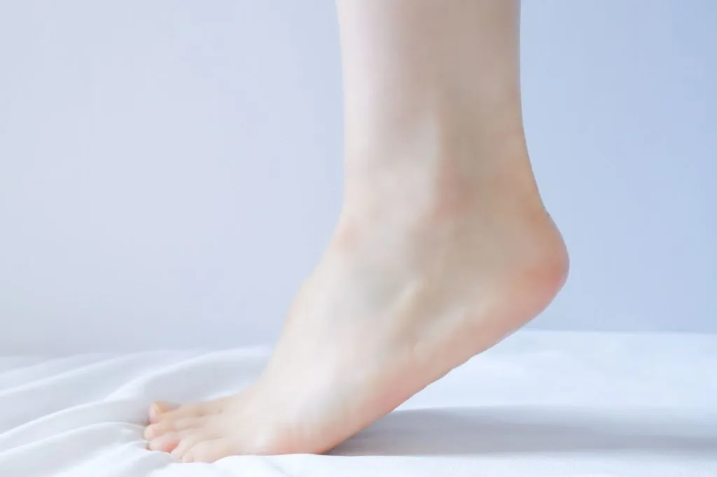素足でつま先立ちしている様子