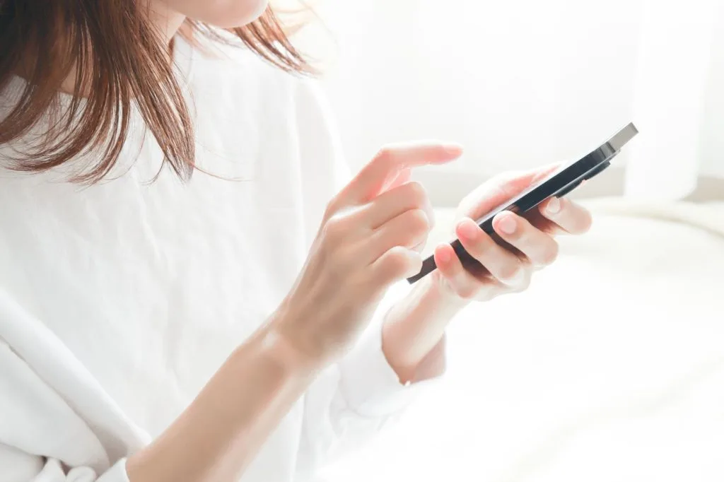 スマホを操作する女性