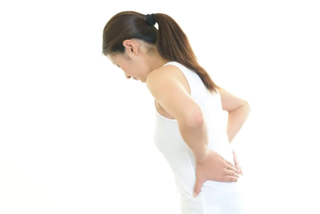 両手で腰を押さえる女性