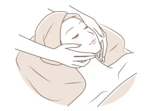 フェイシャルの施術を受ける女性