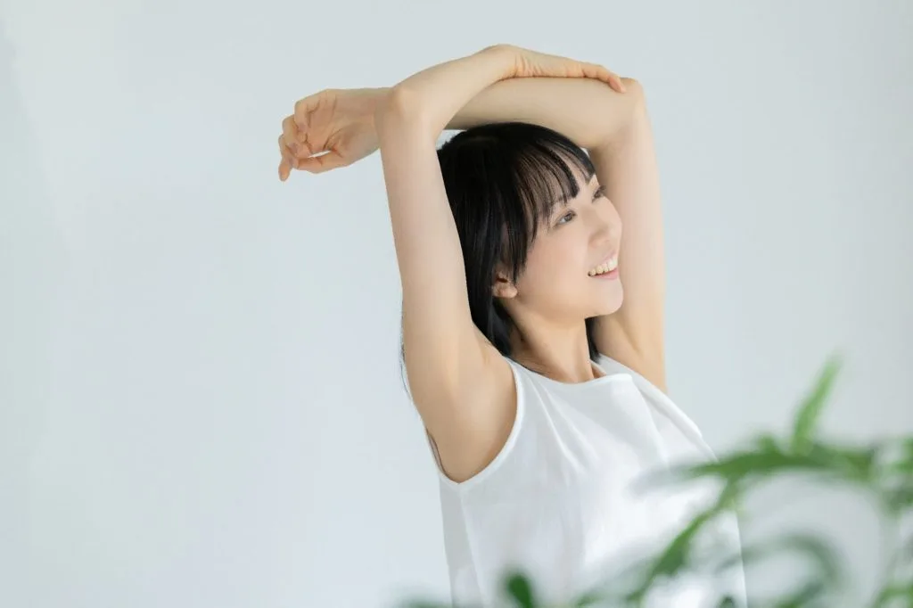 伸びをする女性