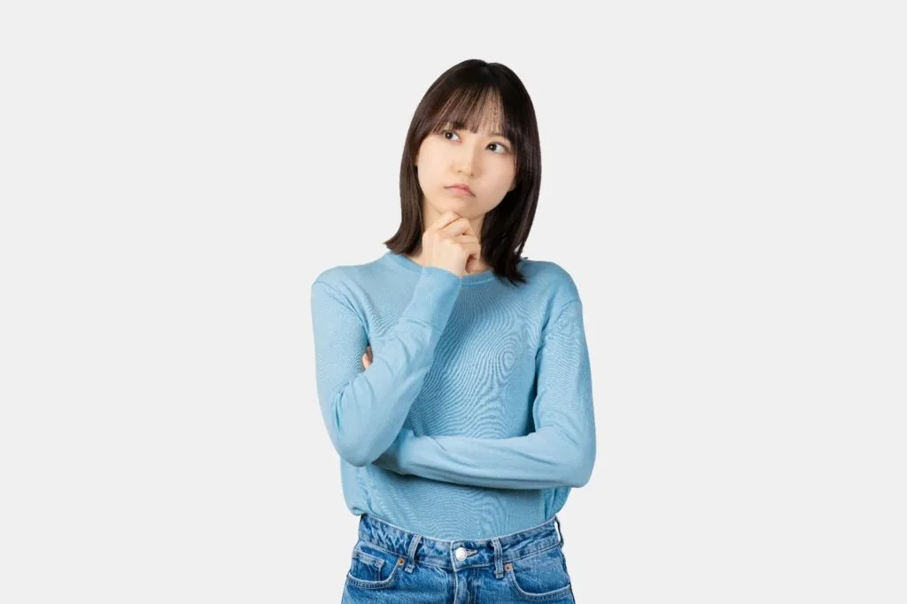 考え事をする女性