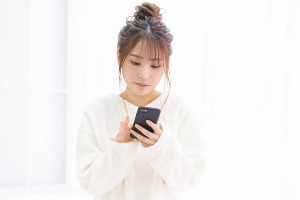 スマホを操作する女性