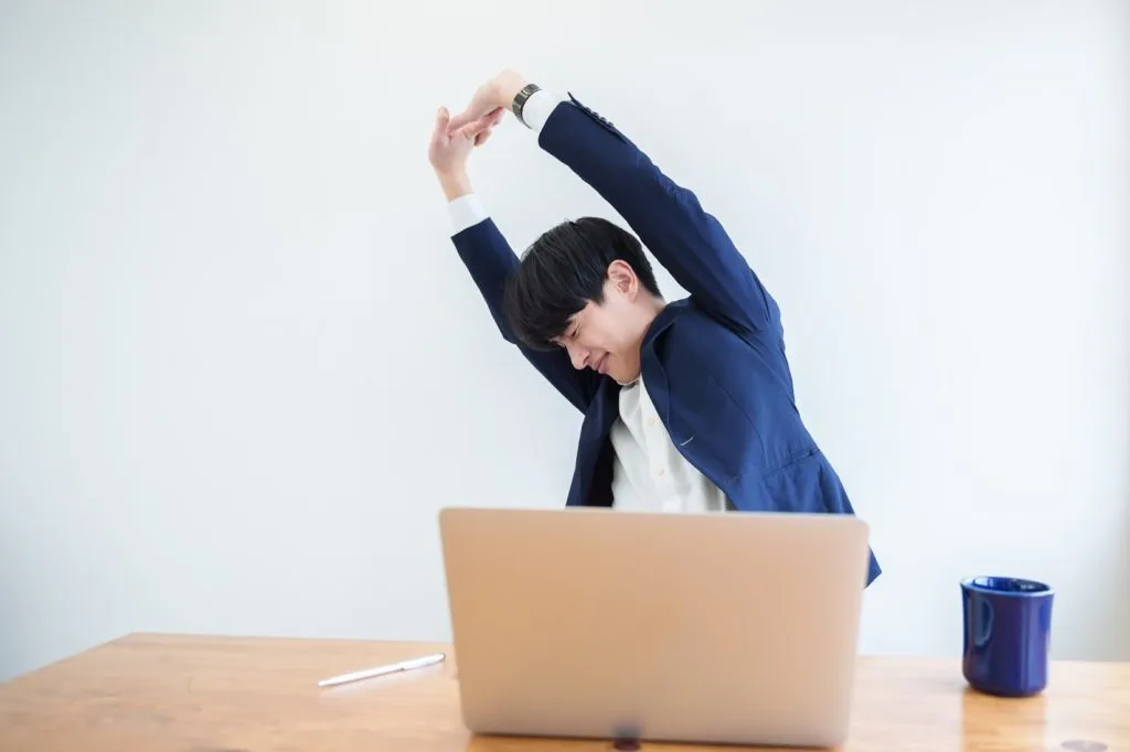 伸びをする男性
