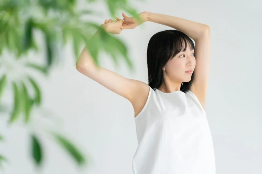 伸びをする女性