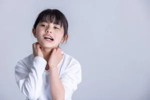 肌の痒さに悩む女の子