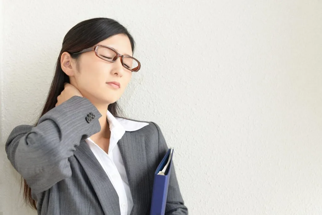 首を気にする女性