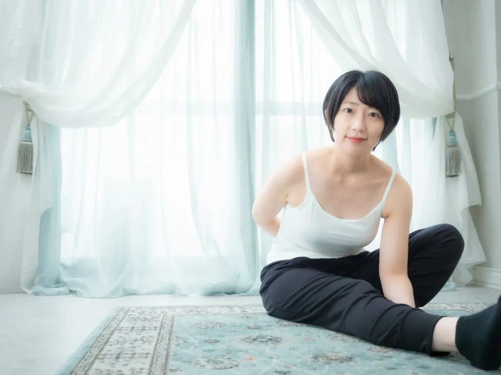 座りながらストレッチをする女性