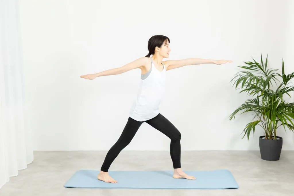 両手両足を伸ばす女性