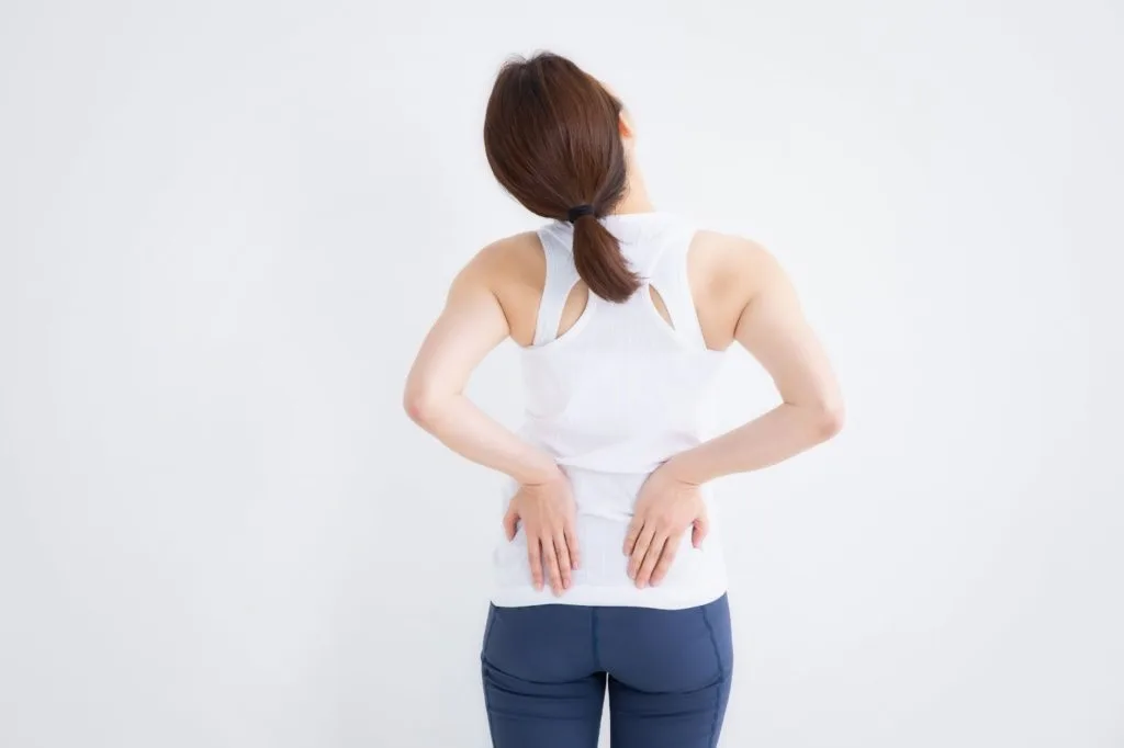 腰に手を当てる女性