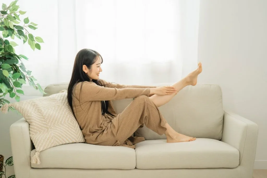 ふくらはぎを触る女性