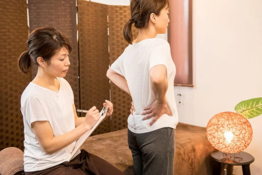 おしりの状態をチェックする整体師